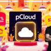 54% オフのテキストが表示された pCloud を表示するデジタル ディスプレイの前で、腕を組んで立っている人物。背景にはカラフルなショッピング シーン。